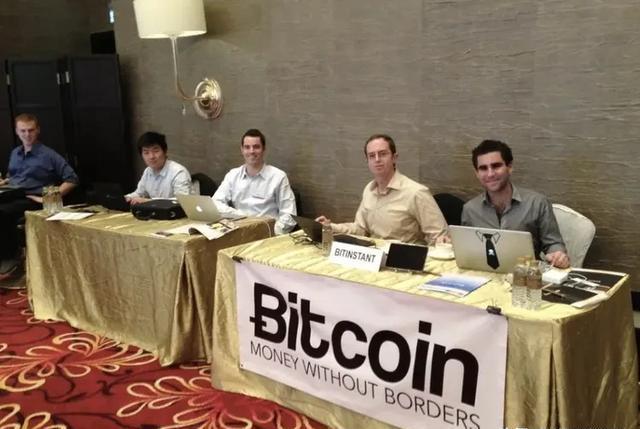 比特币早年展台照：布置寒酸，注册就送100枚，如今价值7200万